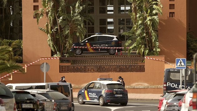 Policejn hldky ped hotelem v letovisku Adeje na jihu Tenerife, kter je v karantn. (25. nora 2020)