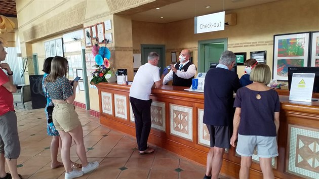 Host na recepci hotel na jihu Tenerife, kter je v karantn. (25. nora 2020)