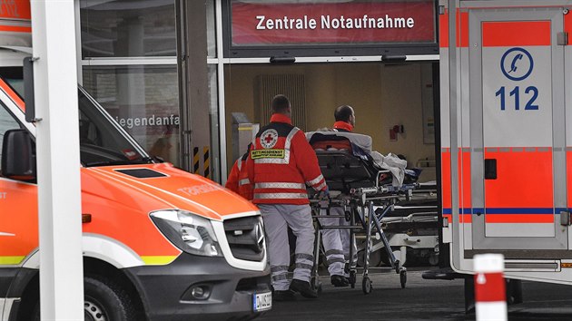 Nmeck pacient nakaen koronavirem byl pevezen do Univerzitn nemocnice v Dsseldorfu. (26. nora 2020)