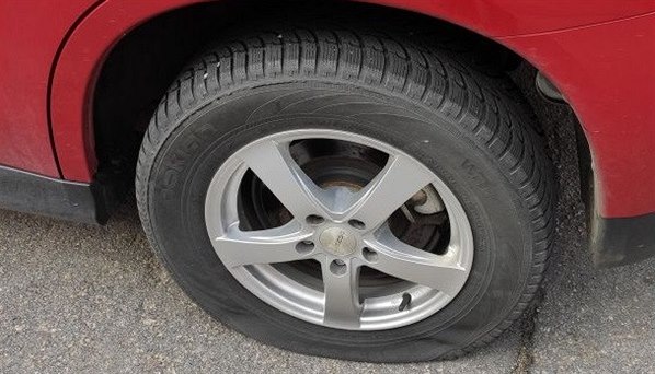 Neznm pachatel ostrm pedmtem poniil pneumatiky t destek aut.