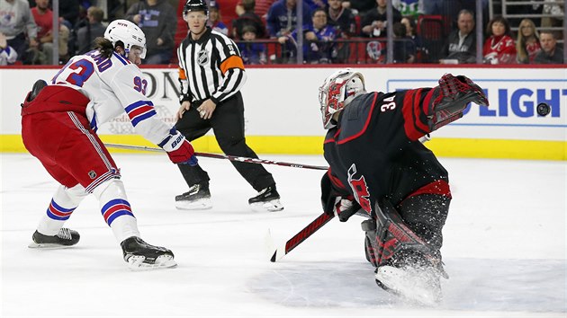 Brank Caroliny Petr Mrzek se natahuje marn, pekonv ho Mika Zibanejad z New York Rangers.