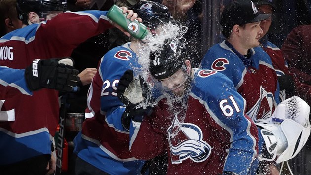 Martin Kaut z Colorada pijm od spoluhr ze stdaky mokrou gratulaci k prvnm glu v NHL.