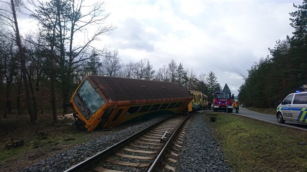 Na pejezdu u Star Hut na Pbramsku se stetl osobn vlak s nkladnm automobilem (21.2.2020).
