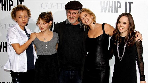 Mikaela Spielbergov, jej sestra Destry Allyn Spielbergov, otec Steven Spielberg a hereky Drew Barrymoreov a Ellen Pageov (29. z 2009)