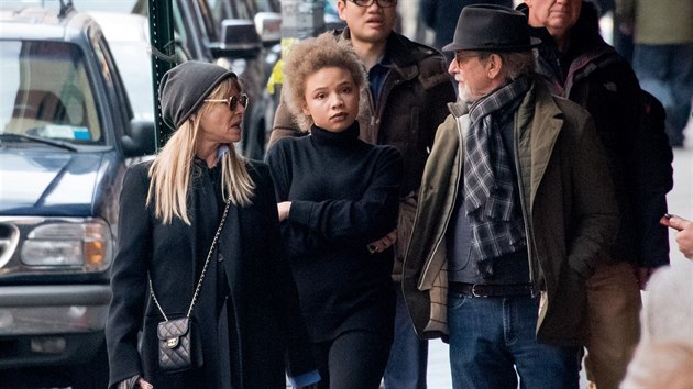 Mikaela Spielbergov (uprosted) s matkou Kate Capshawovou a otcem Stevenem Spielbergem (New York, 27. prosince 2016)