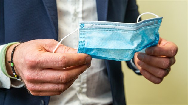 Generální ředitel Batist Medical Tomáš Mertlík představuje výrobu roušek (26. 2. 2020).