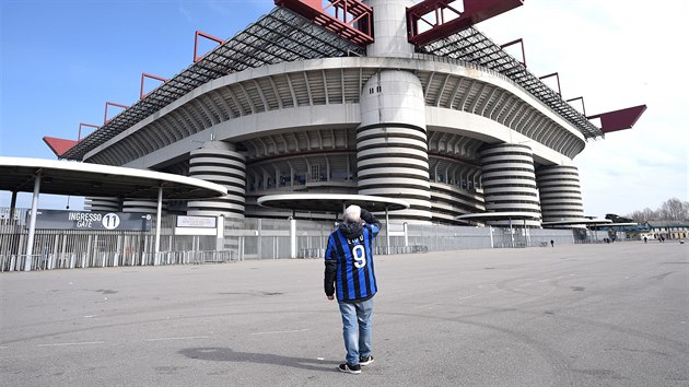 Przdn stadion San Siro po zruenm utkn (23. nora 2020)