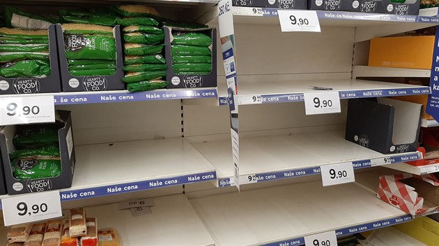 Regly v supermarketu Tesco v Praze (26. nora 2020)