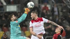 Andre Hoffmann z Düsseldorfu před brankářem Herthy Thomasem Kraftem. Andre Hoffmann z Düsseldorfu před brankářem Herthy Thomasem Kraftem.