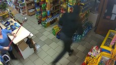 Zloděj přepadl obchod. Prodavačka ho vyhnala mopem Zloděj přepadl obchod. Prodavačka ho vyhnala mopem