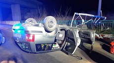 Řidič ujížděl před policií. Porazil přitom autobusovou zastávku a převrátil se... Řidič ujížděl před policií. Porazil přitom autobusovou zastávku a převrátil se...
