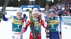 Maiken Caspersen Fallaová z Norska (uprostřed) se raduje z vítězství ve sprintu... Maiken Caspersen Fallaová z Norska (uprostřed) se raduje z vítězství ve sprintu...