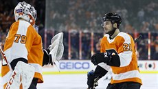 Scott Laughton (vpravo) z Philadelphie slaví svj gól proti Winnipegu s...