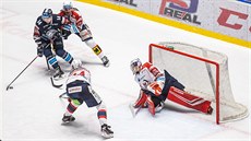 Liberecký Adam Musil (vlevo) se tlačí do zakončení před branku Pardubic. Liberecký Adam Musil (vlevo) se tlačí do zakončení před branku Pardubic.