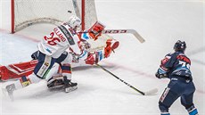 Libor Hudáček (vpravo) střílí gól Liberce v zápase proti Pardubicím. Libor Hudáček (vpravo) střílí gól Liberce v zápase proti Pardubicím.