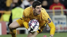Gólman Thibaut Courtois z Realu Madrid se zvedá po úspěšném zákroku. Gólman Thibaut Courtois z Realu Madrid se zvedá po úspěšném zákroku.