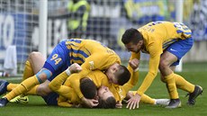 Opavští fotbalisté se radují z branky na zádech ležícího Reného Dediče. Opavští fotbalisté se radují z branky na zádech ležícího Reného Dediče.