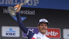 Belgičan Jasper Stuyven slaví na pódiu vítězství v klasice Omloop Het... Belgičan Jasper Stuyven slaví na pódiu vítězství v klasice Omloop Het...
