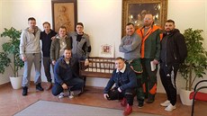 Muži z Ralska při ustavující schůzi SDH, vlevo v pokleku je starosta Miloslav... Muži z Ralska při ustavující schůzi SDH, vlevo v pokleku je starosta Miloslav...