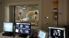 Nemocnicím schází lidé, kteří obsluhují přístroje s radioaktivním zářením. Nemocnicím schází lidé, kteří obsluhují přístroje s radioaktivním zářením.