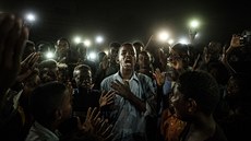 NOMINACE NA FOTOGRAFII ROKU: © Yasuyoshi Chiba, AFP; Mladý Súdánec osvětlený... NOMINACE NA FOTOGRAFII ROKU: © Yasuyoshi Chiba, AFP; Mladý Súdánec osvětlený...
