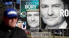 Muž v Bratislavě prochází kolem předvolebních billboardů s portréty lídra... Muž v Bratislavě prochází kolem předvolebních billboardů s portréty lídra...