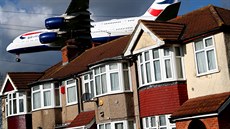 Letadlo Airbus A380 pelétá stechy dom v západním Londýn a pomalu klesá k...