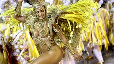 Bhem karnevalových oslav v brazilském Riu de Janeiru vystupující taní sambu...