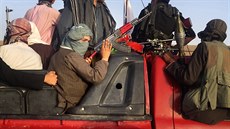 Bojovníci radikálního hnutí Tálibán projíždějí nedaleko Surkhroadu v afghánské... Bojovníci radikálního hnutí Tálibán projíždějí nedaleko Surkhroadu v afghánské...