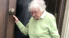 Britská důchodkyně Catherine Searleová odchází od soudu. Jednaosmdesátiletá... Britská důchodkyně Catherine Searleová odchází od soudu. Jednaosmdesátiletá...