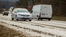 Frekventovanou silnici mezi Českými Budějovicemi a Týnem nad Vltavou pokrývají... Frekventovanou silnici mezi Českými Budějovicemi a Týnem nad Vltavou pokrývají...