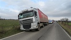 Nehoda dvou kamionů mezi obcemi Městec a Slavětín nad Metují na Náchodsku. (19.... Nehoda dvou kamionů mezi obcemi Městec a Slavětín nad Metují na Náchodsku. (19....