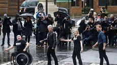 Princ Harry a Jon Bon Jovi kráejí po pechodu v ulici Abbey Road (28. února...