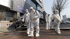 Dezinfekce před budovou Ježíšovy církve Sinčchondži v Jižní Koreji. (19. února... Dezinfekce před budovou Ježíšovy církve Sinčchondži v Jižní Koreji. (19. února...