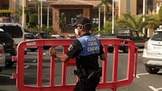 Španělský policista staví blokádu před hotelem v letovisku Adeje na jihu... Španělský policista staví blokádu před hotelem v letovisku Adeje na jihu...