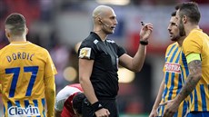 Rozhodčí Ondřej Ginzel ukazuje opavským fotbalistům, že rozehrávat na Slavii... Rozhodčí Ondřej Ginzel ukazuje opavským fotbalistům, že rozehrávat na Slavii...