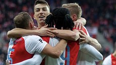 Radost fotbalistů Slavie po gólu Petera Musy do sítě Opavy. Radost fotbalistů Slavie po gólu Petera Musy do sítě Opavy.