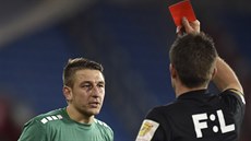 Rozhodčí Ondřej Pechanec dává červenou kartu jabloneckému Janu Krobovi v utkání... Rozhodčí Ondřej Pechanec dává červenou kartu jabloneckému Janu Krobovi v utkání...