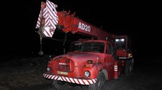 Opilý řidič chtěl auto z příkopu vytáhnout jeřábem Opilý řidič chtěl auto z příkopu vytáhnout jeřábem