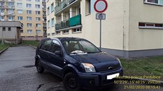 Řidič zásobování rozmazal chlebíček a zákusek na sklo překážejícího auta. Řidič zásobování rozmazal chlebíček a zákusek na sklo překážejícího auta.