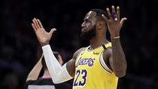 LeBron James z Los Angeles Lakers po úspném trojkovém pokusu.