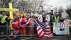 Píznivci zakladatele serveru WikiLeaks Juliana Assange v Londýn protestovali...