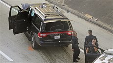 Zloděj v USA ukradl pohřební vůz s tělem v rakvi, po honičce s policií... Zloděj v USA ukradl pohřební vůz s tělem v rakvi, po honičce s policií...