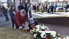 Lidé v Uherském Brodě přicházeli položit květiny a zapálit svíčky na pietním... Lidé v Uherském Brodě přicházeli položit květiny a zapálit svíčky na pietním...