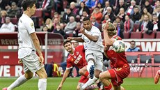 Serge Gnabry z Bayernu Mnichov střílí gól v zápase s Kolínem nad Rýnem. Serge Gnabry z Bayernu Mnichov střílí gól v zápase s Kolínem nad Rýnem.