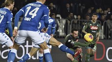 Fabian Ruiz z Neapole střílí na branku Brescie. Fabian Ruiz z Neapole střílí na branku Brescie.