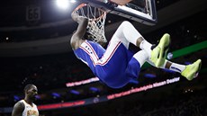 Joel Embiid z Philadelphie dává jeden z košů v duelu s Atlantou. Joel Embiid z Philadelphie dává jeden z košů v duelu s Atlantou.