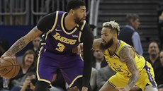 Anthony Davis (vlevo) z LA Lakers bráněný Ky Bowmanem z Golden State. Anthony Davis (vlevo) z LA Lakers bráněný Ky Bowmanem z Golden State.