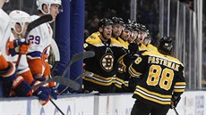 David Pastrňák z Bostonu přijímá od spoluhráčů ze střídačky gratulaci ke... David Pastrňák z Bostonu přijímá od spoluhráčů ze střídačky gratulaci ke...