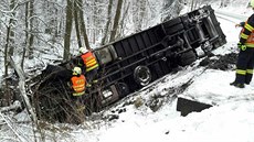 Nákladní automobil při nehodě u Mnichova sjel ze silnice a převrátil se na bok. Nákladní automobil při nehodě u Mnichova sjel ze silnice a převrátil se na bok.